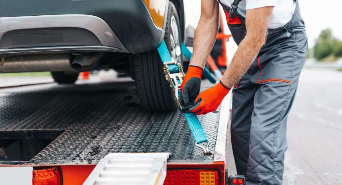 Handsome,Senior,Man,Working,In,Towing,Service,On,The,Road.